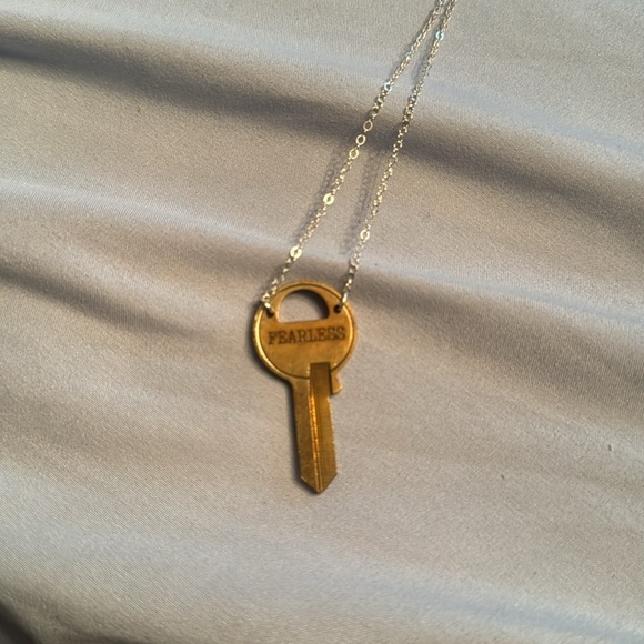 M1 USA KEY TAYLOR SWIFT KEY NECKLACE FEARLESS - Picture 1 of 4